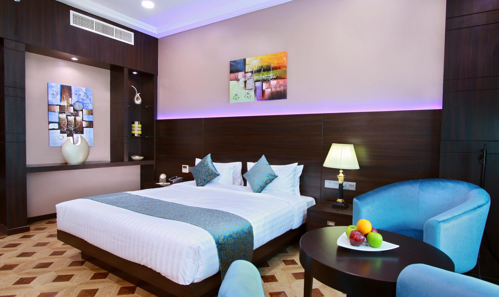 Deluxe City View room bed